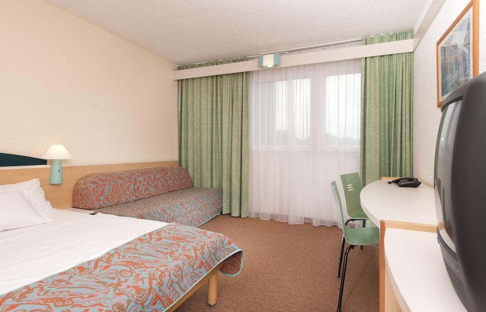 Hotel Ibis West 3*