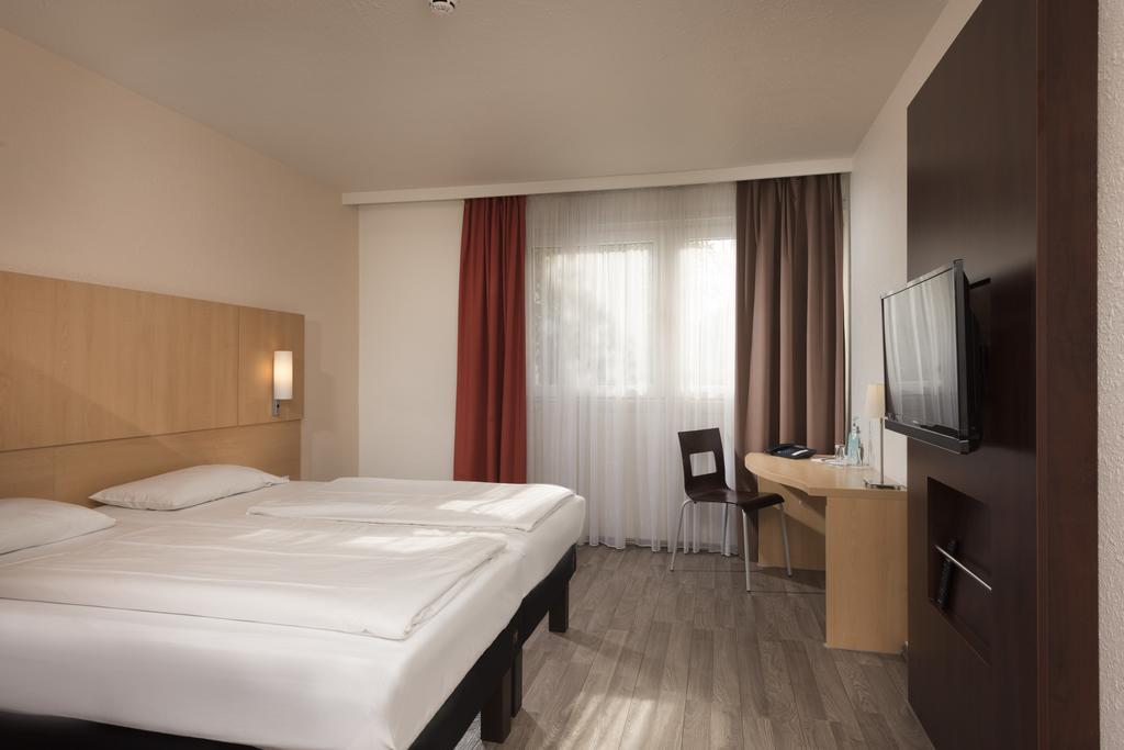 Hotel Ibis West 3*